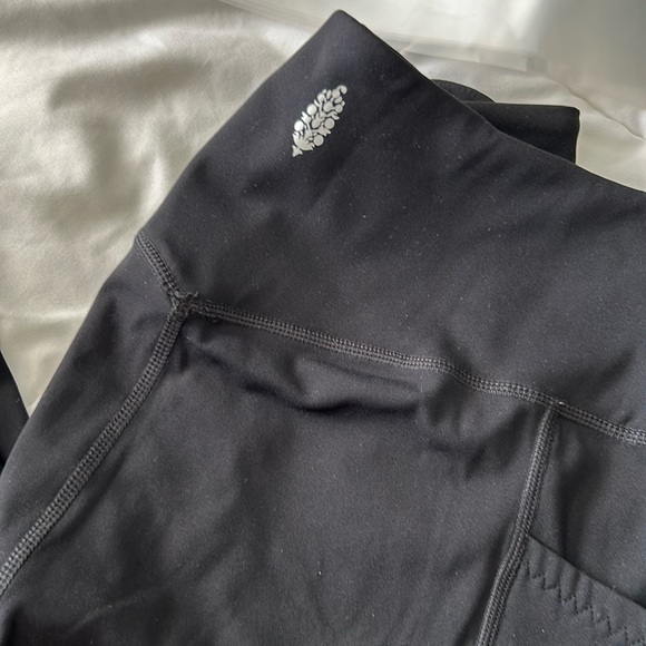 Free Movement Cropped Women’s Leggings Black- Knot at Ankle - Picture 8 of 9